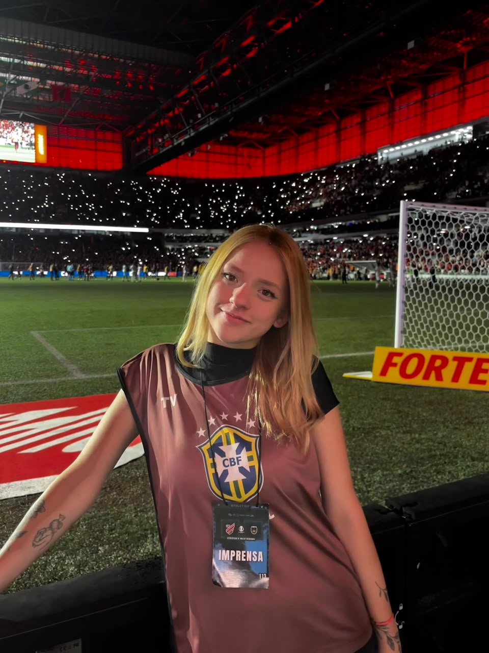 Letícia no estádio de futebol