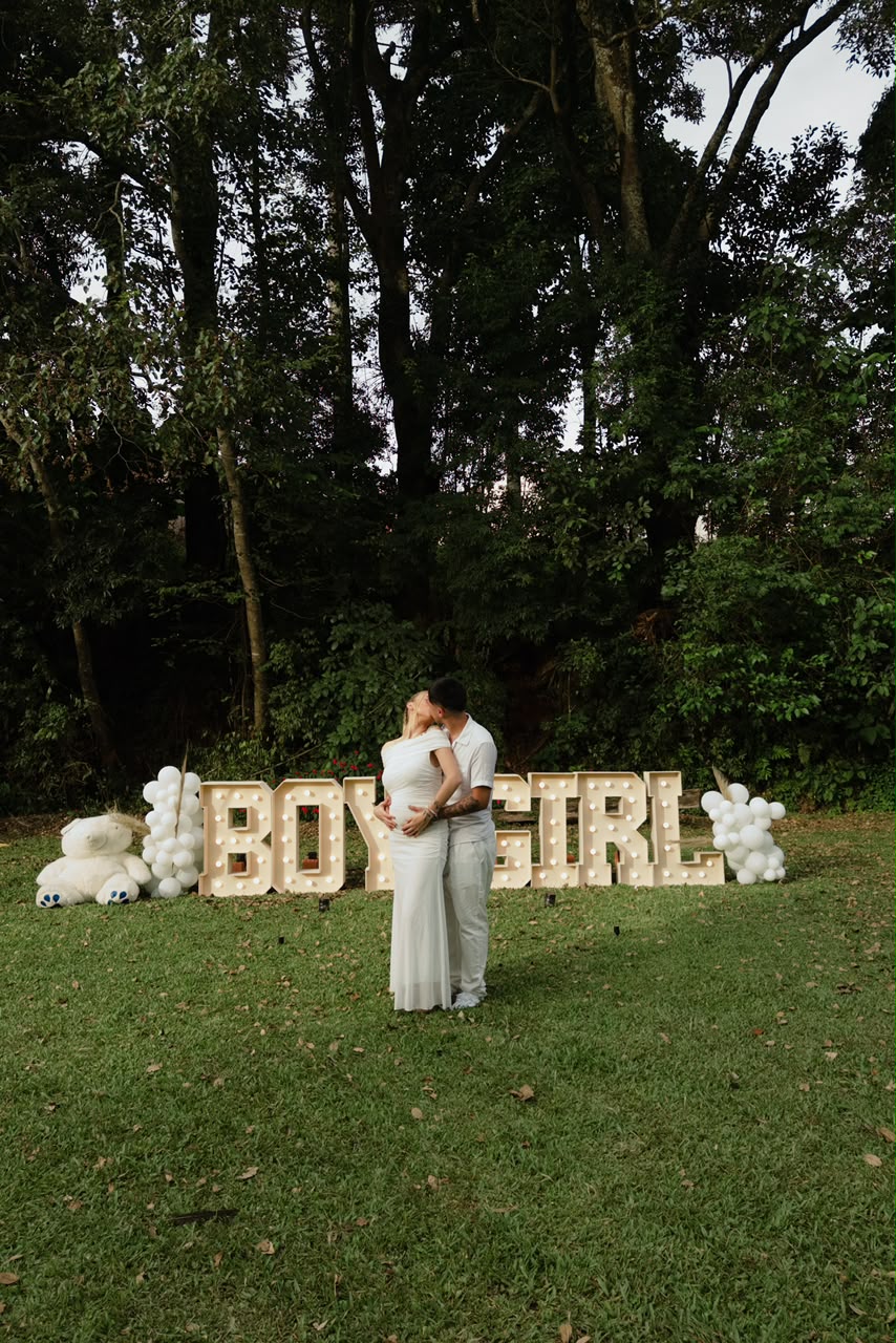 Letícia e seu companheiro no chá revelação
